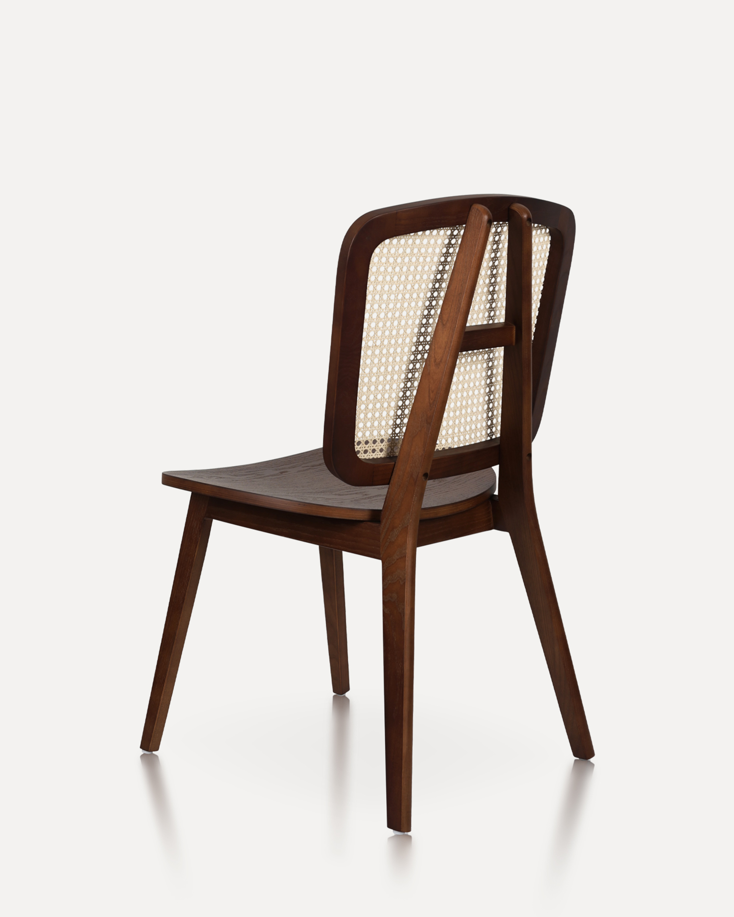 Scaune din lemn din spate rattan vintage Scaune din lemn din spate rattan vintage