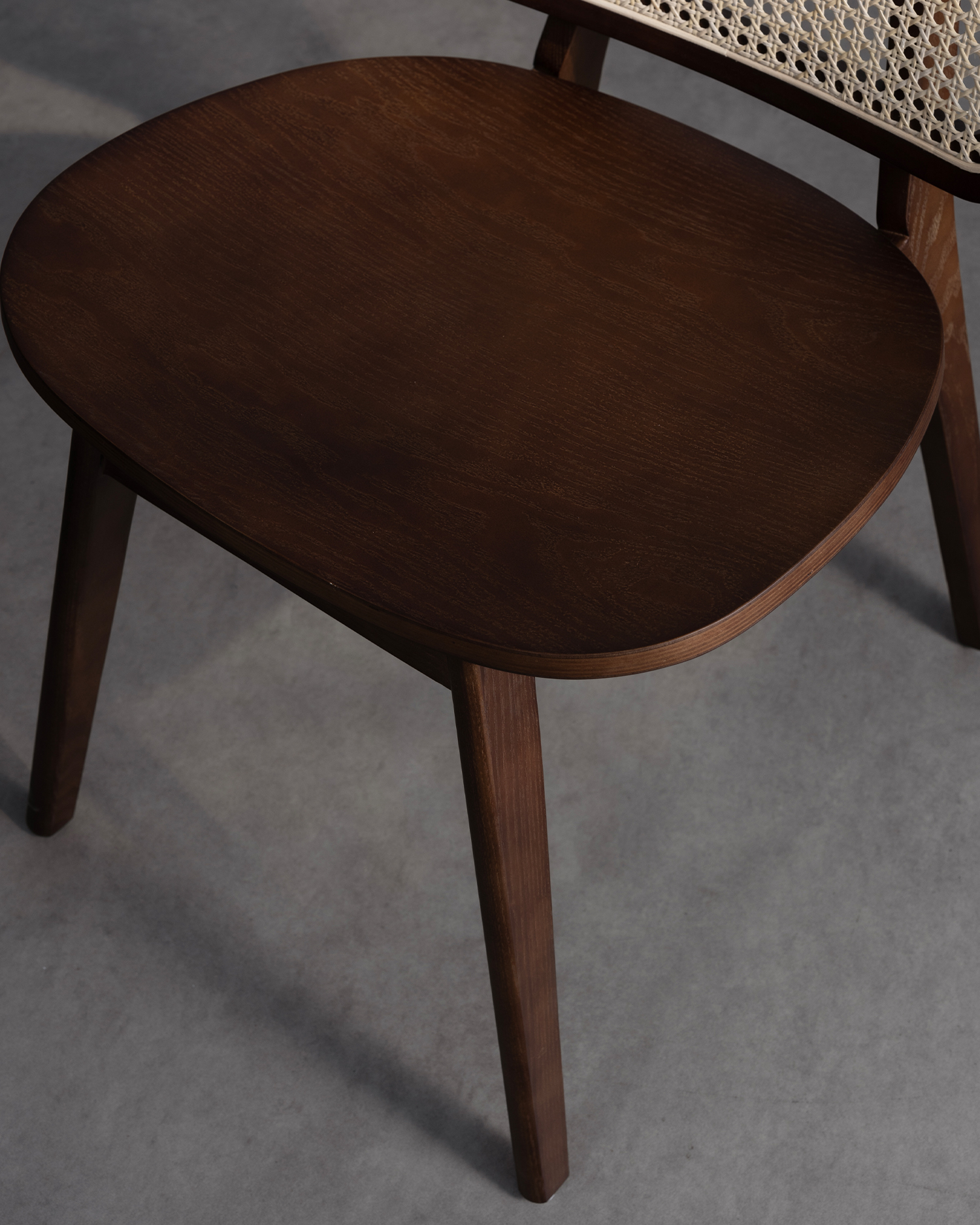 Scaune din lemn din spate rattan vintage Scaune din lemn din spate rattan vintage