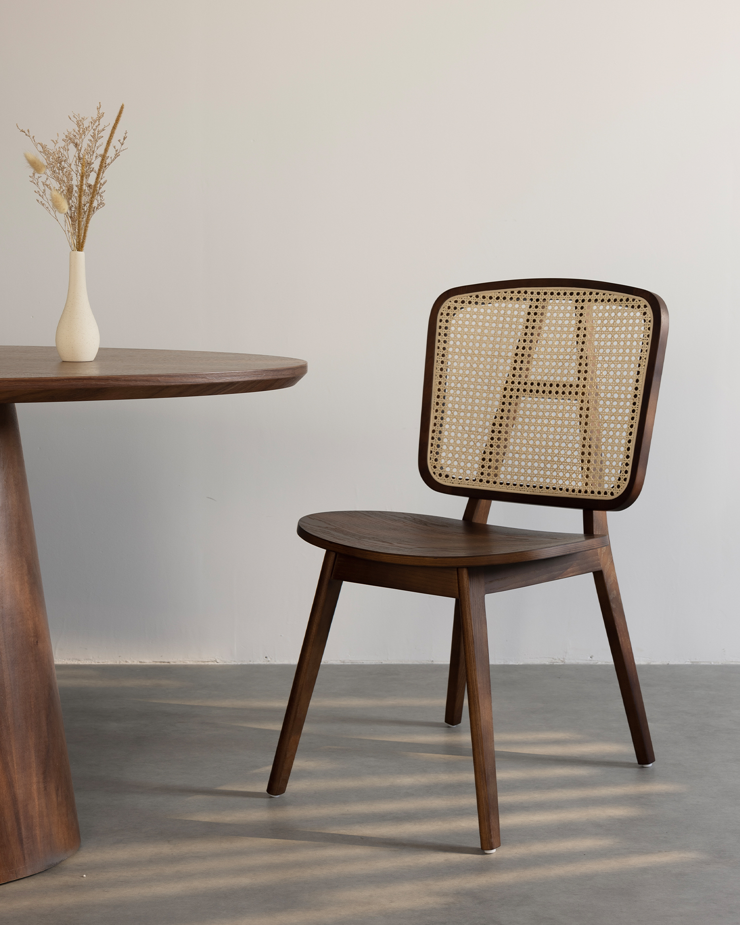 Scaune din lemn din spate rattan vintage Scaune din lemn din spate rattan vintage